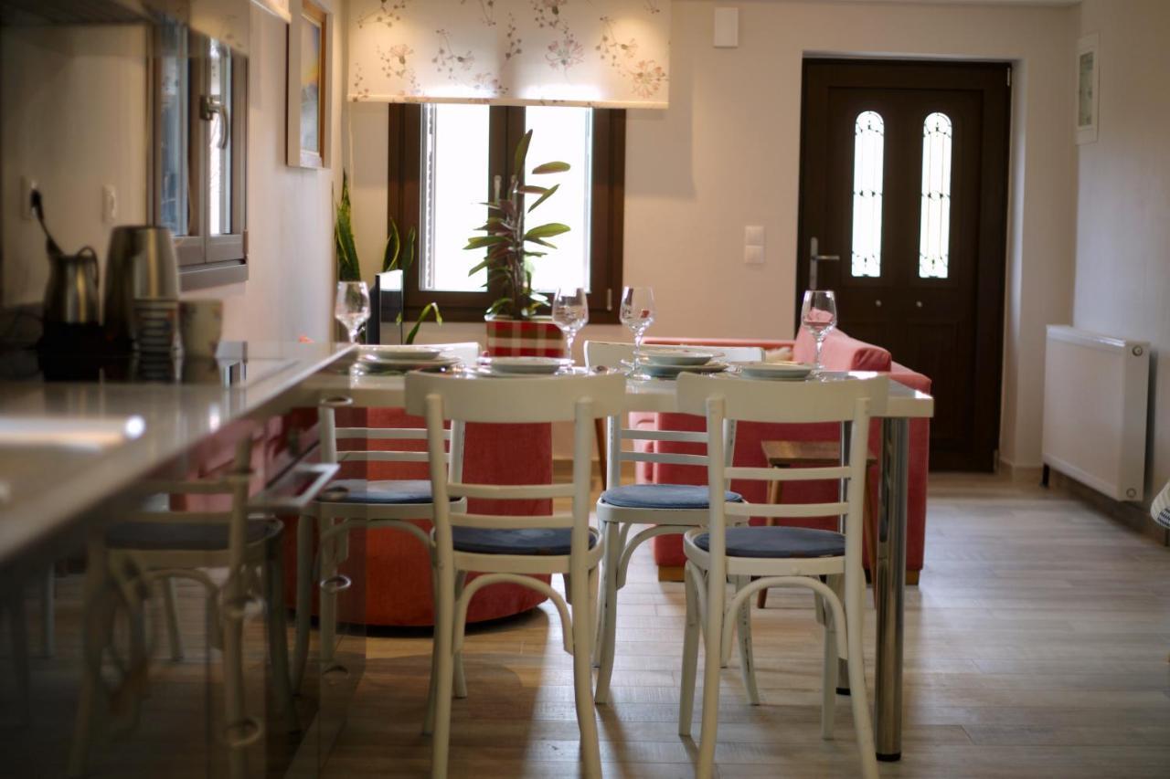 Apartamento Το Σπίτι Της Ευτυχίας Σουίτα Karpenísion Exterior foto